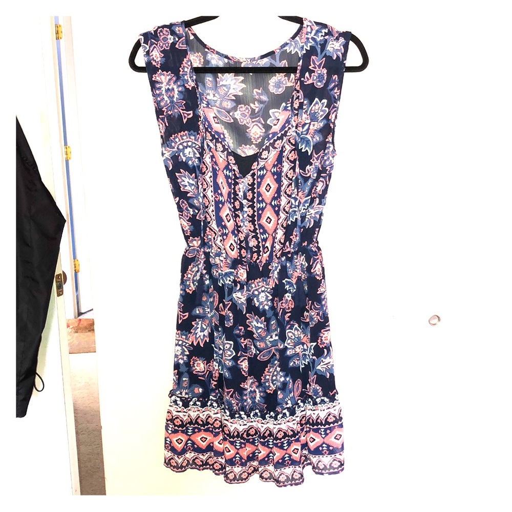 Sleeveless printed dress .
